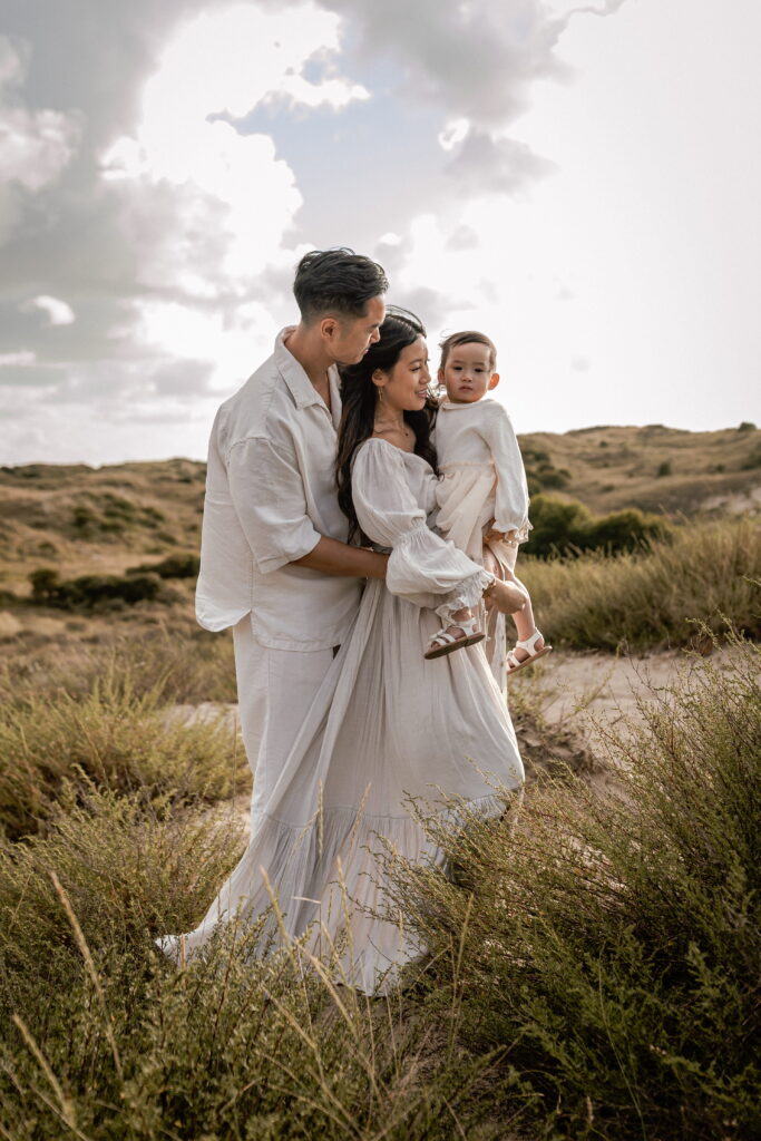 Gezinsfotoshoot in de duinen van Noordwijk met peuter dochter. Mama is zwanger van hun tweede kindje.