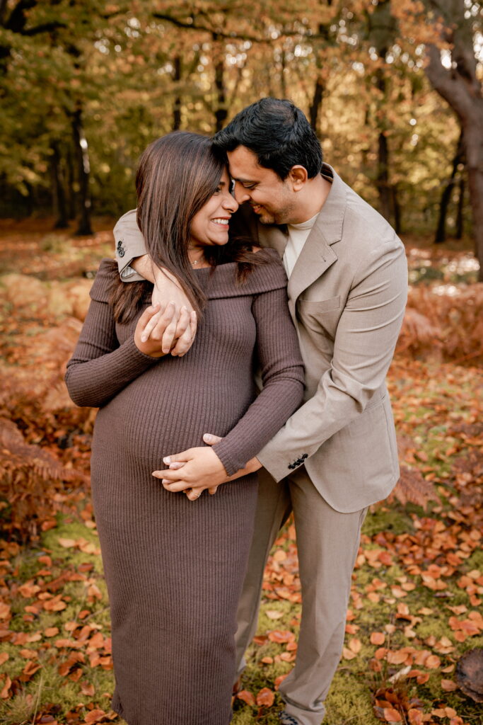 Zwangerschap fotoshoot in het leeuwenhorstbos in Noordwijk. Een verliefde papa en mama-to-be tijdens de fotoshoot met zwangere buik