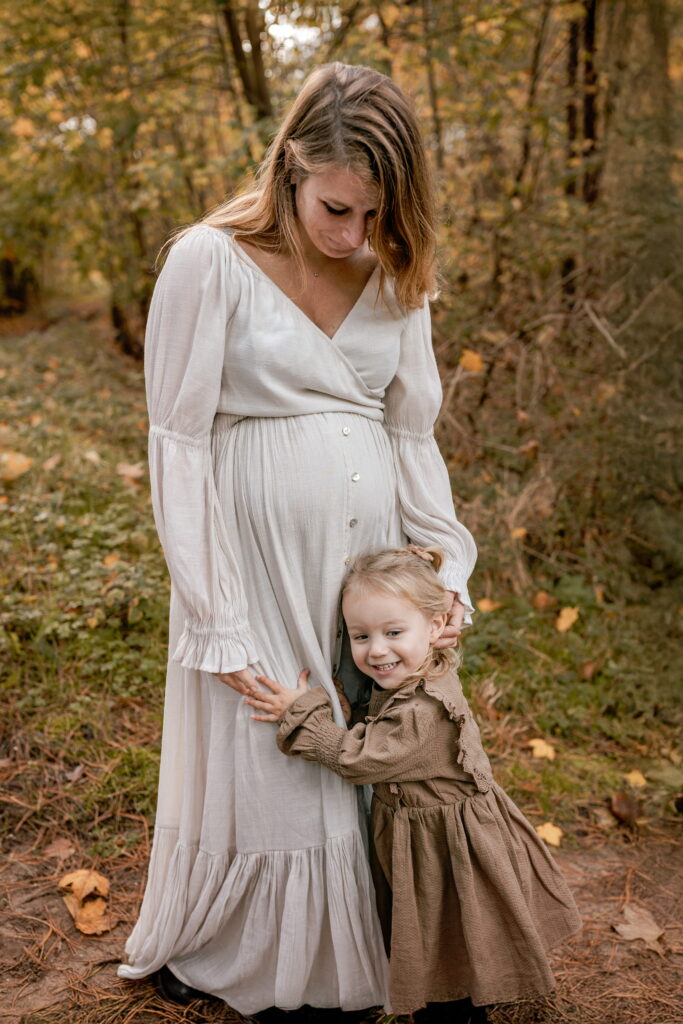 Zwangere mama met haar dochter tijdens een ongedwongen fotoshoot in Noordwijk.