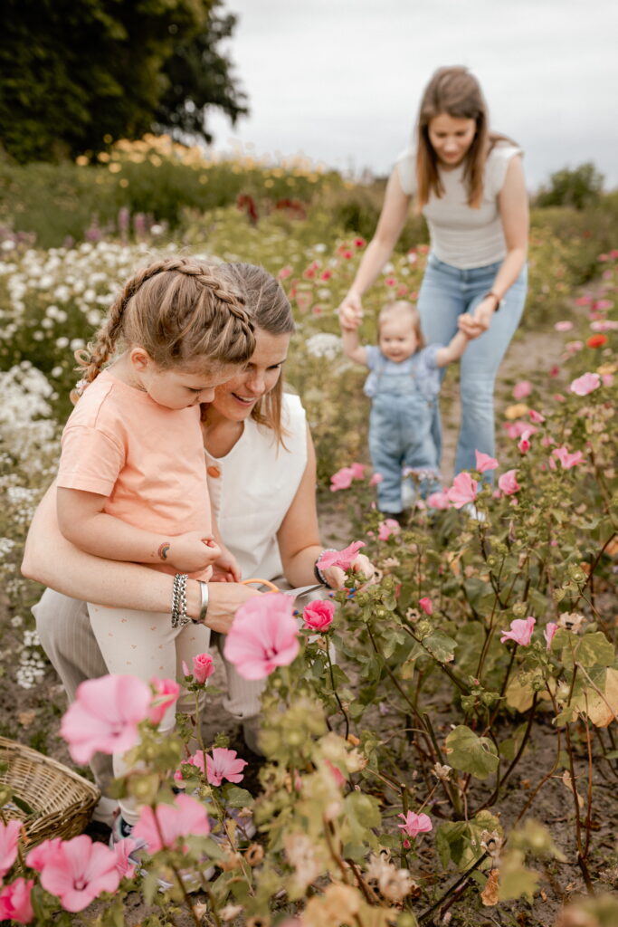 Familieshoot tussen de bloemen vlakbij Noordwijk. Een gezellig uitje, waarbij je je eigen bosje bloemen plukt en ik de foto's maak.