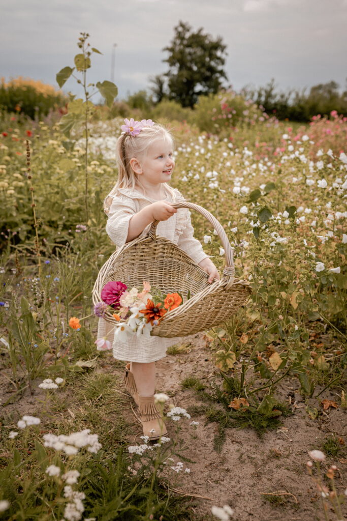 Kleurrijke bloemen tijdens een gezinsfotoshoot vlakbij Noordwijk