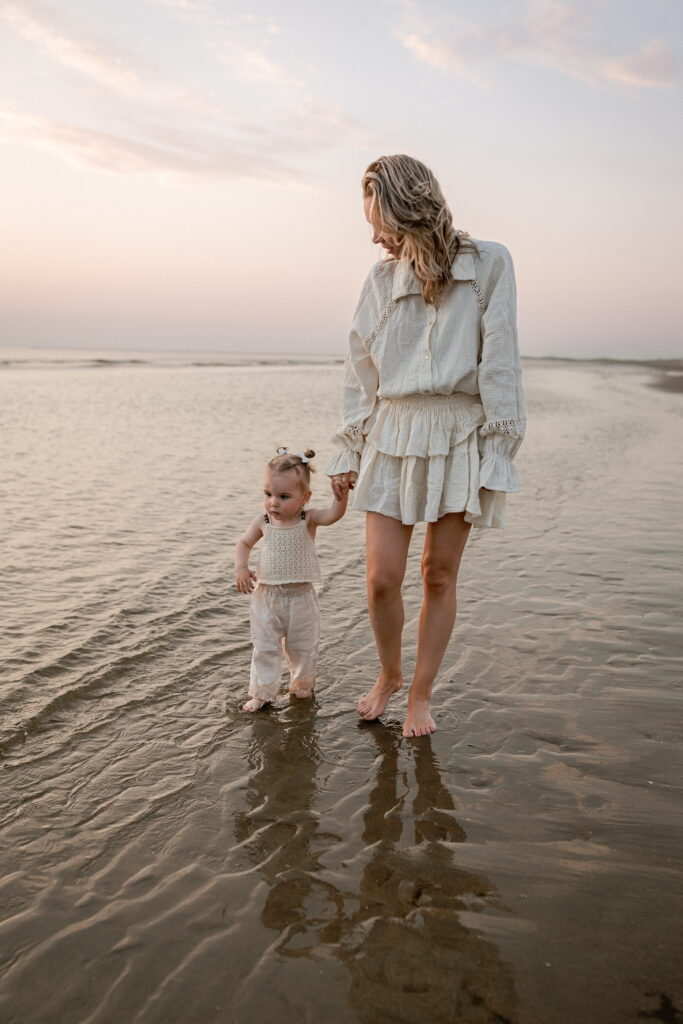 Mama met dochter tijdens zonsondergang fotoshoot op het strand van Noordwijk.