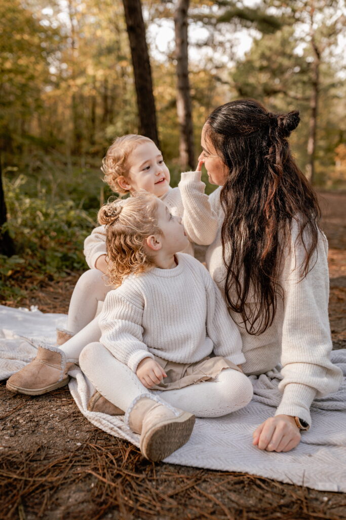 Gezinsfotoshoot in een prachtig herfstbos in Noordwijk, waar plezier centraal staat.